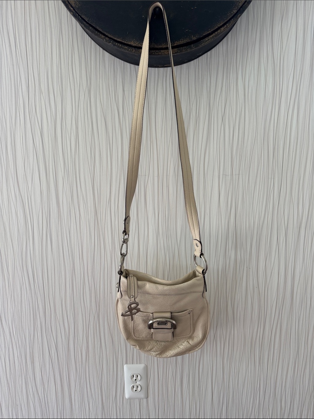 B.  Makcowsky Cream Leather Crossbody Bag with Front Pocket